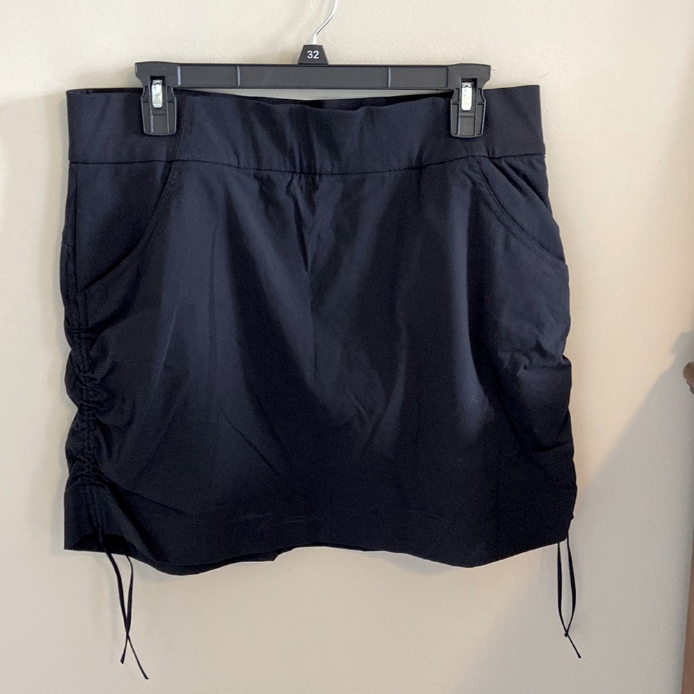 Columbia black golf skirt with internal shorts.